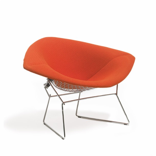 Fotel tapicerowany Bertoia Large Diamond Chair - tapicerka w kolorze pomarańczowym.