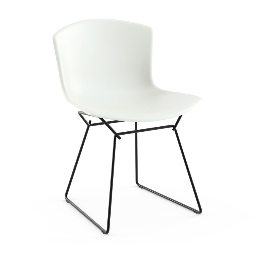 Białe plastikowe krzesło Bertoia na czarnej konstrukcji.