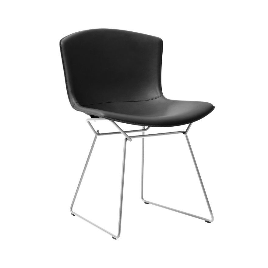 Krzesło Bertoia Side Chair w czarnej skórze i z chromowanymi nogami.
