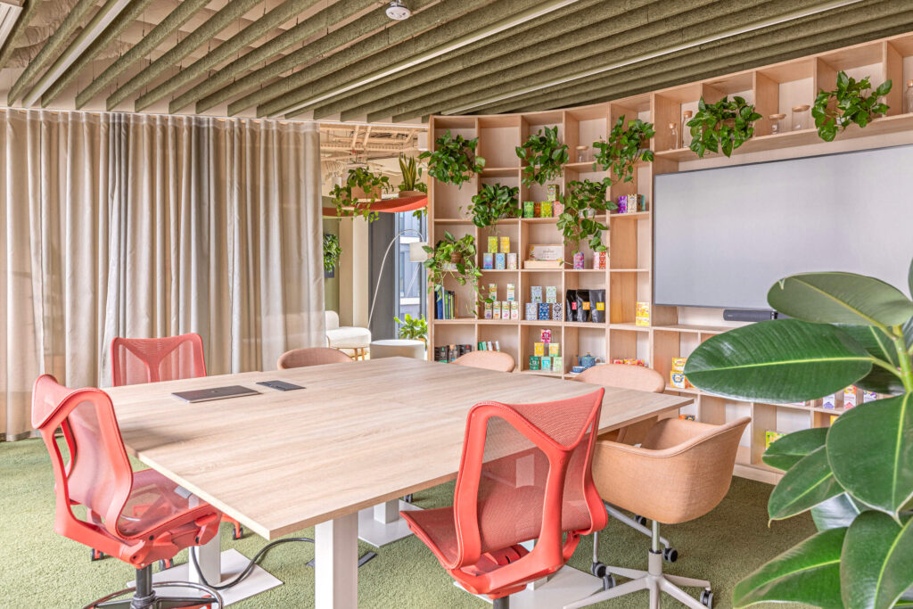 Fotele biurowe Cosm Herman Miller w siedzibie firmy Lipton - realizacja Bakata Design i Workplace