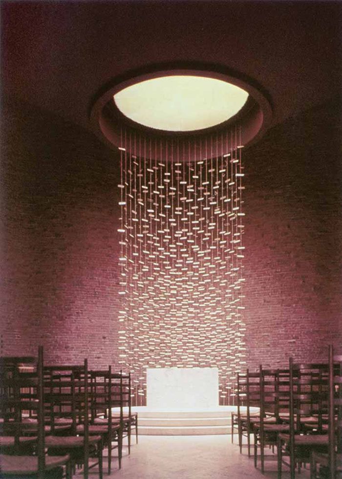 Ołtarz zaprojektowany przez Harry'ego Bertoię w kaplicy MIT Eero Saarinena, 1950-1955. Zdjęcie z Archiwum Knolla. Źródło: Knoll.com