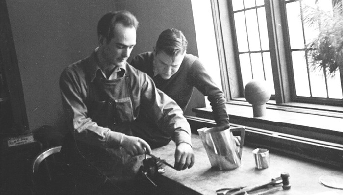 Harry Bertoia uczy w Cranbrook. Zdjęcie: Richard G. Askew, 1939 © Cranbrook Archives. Źródło: Knoll.com